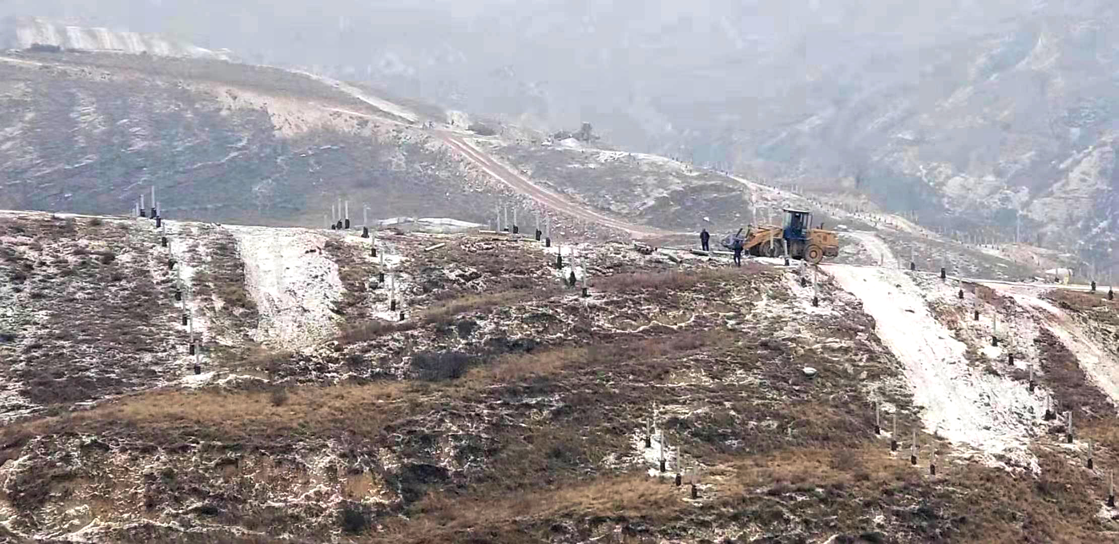 初雪降临，项目现场不畏严寒 迎雪施工(图1)